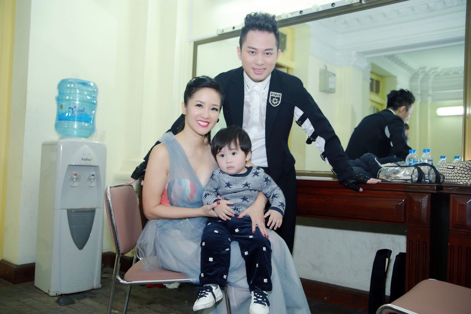 Tùng Dương lần đầu công khai nhan sắc của người vợ bí ẩn - 7 Vợ và con trai Tùng Dương chụp ảnh kỷ niệm cùng diva Hồng Nhung và ca sĩ Trọng Tấn.