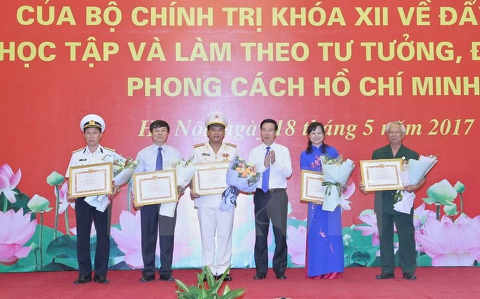 “Người dân phản ứng vì người lãnh đạo chưa thực sự sát dân, vì dân” - 2 Tại hội nghị, Ban Tuyên giáo Trung ương đã tặng Bằng khen cho 28 tập thể và 48 cá nhân có thành tích xuất sắc tiêu biểu trong học tập và làm theo tư tưởng đạo đức, phong cách Hồ Chí Minh.