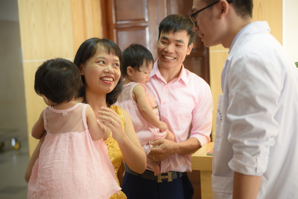 “Con giống” quý ông ngày càng giảm sút - 1 Vợ chồng anh Hảo, chị Nhung hạnh phúc vì có hai thiên thần nhỏ. Trước đó anh bị tinh trùng bất động 100%. Ảnh: L.T