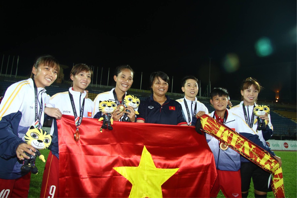 Hạ Malaysia 6-0, đội tuyển nữ Việt Nam giành HCV SEA Games 29 - 2
Niềm vui của toàn đội với tấm HCV