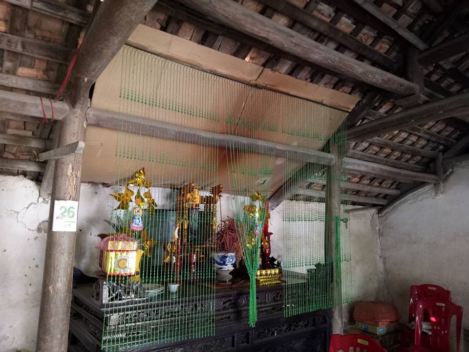 Vợ liệt sĩ mong có căn nhà mưa không dột, nắng không chói vào để thờ chồng - 3 Nơi thờ cúng tổ tiên và liệt sỹ Lương Khắc Thứ phải dùng bìa cát tông để chống mưa dột, nắng chiếu vào