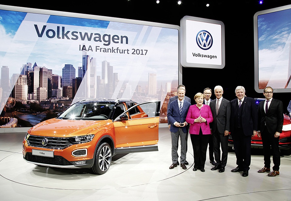Dính bê bối gian lận, Volkswagen vẫn giành giải thưởng “Đổi mới nhất năm 2017” - 2 Thủ tướng Đức - Angela Merkel xuất hiện tại triển lãm Frankfurt 2017