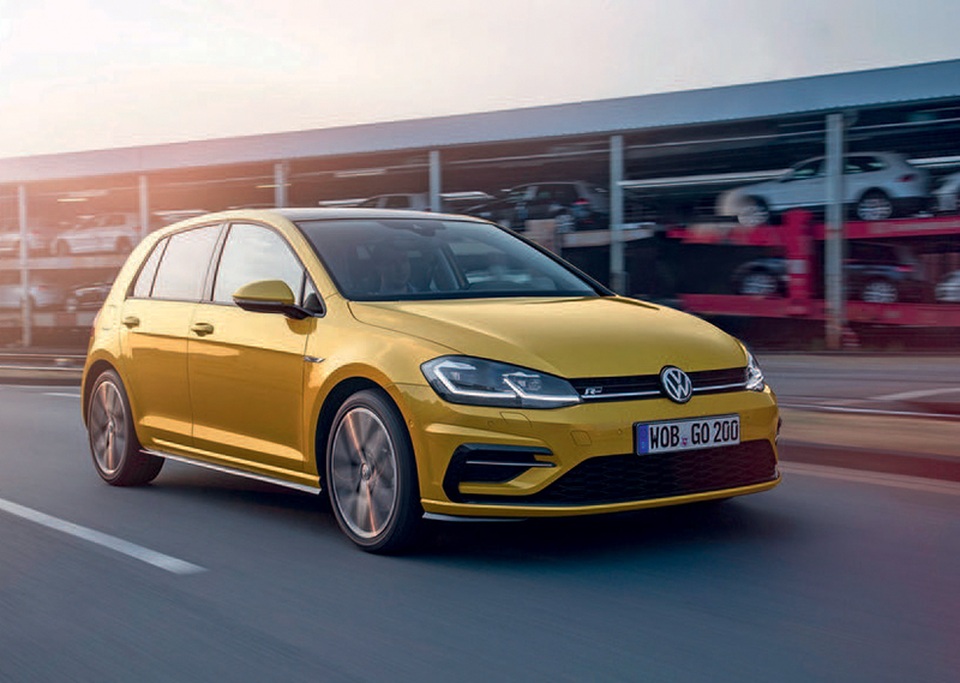 Dính bê bối gian lận, Volkswagen vẫn giành giải thưởng “Đổi mới nhất năm 2017” - 4 Chiếc Volkswagen Golf 2017 hiện có giá khởi điểm tại châu Âu từ 20.700 USD.