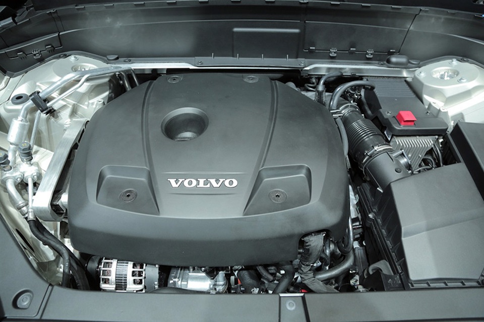 Mercedes-Benz lắp ráp thêm E250, Volvo đưa S90 mới về Việt Nam - 4
Về động cơ xăng, Volvo hiện chỉ dùng loại có dung tích 2.0L, nhưng ứng dụng nhiều loại tăng áp (turbo, supercharger) để cho ra công suất khác nhau