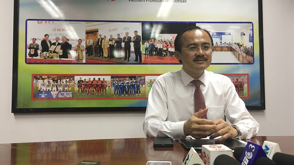 Trọng tài Trọng Thư có thể vắng mặt từ vòng 8 V-League - 1 Chủ tịch VPF Võ Quốc Thắng khẳng định các trọng tài sai sót, bị dư luận phản ứng sẽ tạm thời không được mời làm nhiệm vụ tại vòng 8 V-League (ảnh: Nguyễn Đình)