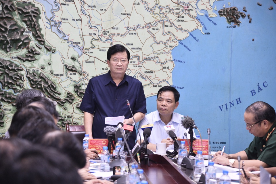 Áp thấp nhiệt đới mới lại đe dọa miền Trung - 3 Phó Thủ tướng Trịnh Đình Dũng: Khẩn trương tìm kiếm số người còn mất tích do mưa lũ tại các địa phương.