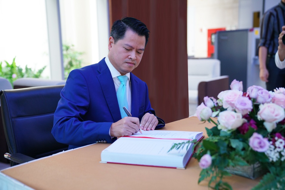 1,33 tỷ cổ phiếu VPB chính thức niêm yết tại HoSE - 3 Chủ tịch HĐQT VPBank Ngô Chí Dũng viết lưu bút trong sổ truyền thống của HOSE sau nghi thức đánh cồng