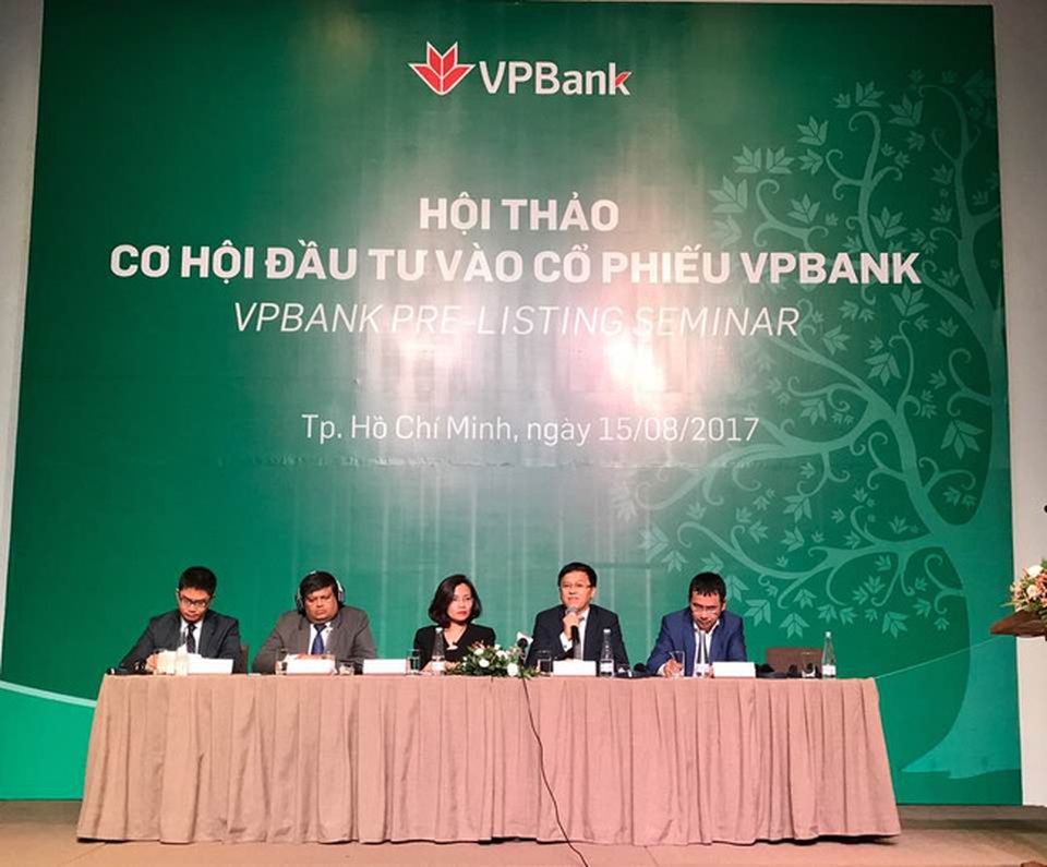Cổ phiếu VPBank "hút" nhà đầu tư ngoại ngay trước "giờ G" - 1
Sáng nay 17/8, Ngân hàng TMCP Việt Nam Thịnh Vượng - VPBank (VPB) sẽ niêm yết hơn 1,3 tỷ cổ phiếu trên HoSE với giá khởi điểm 39.000 đồng/cổ phiếu.