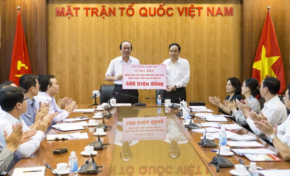 Hơn 13 tỷ đồng hỗ trợ Yên Bái, Sơn La khắc phục hậu quả lũ lụt - 3
Bộ trưởng Mai Tiến Dũng trao số tiền 400 triệu đồng nhờ UB MTTQ Việt Nam chuyển tới người dân những vùng bị thiên tai.