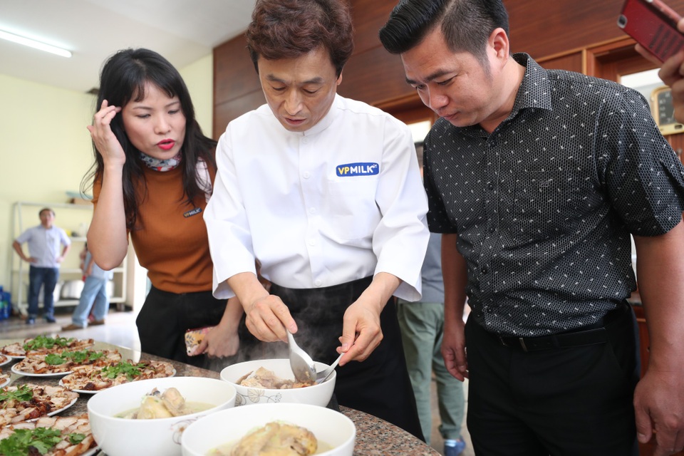 HA Gia Lai thay đổi từ khâu hậu cần - 1 Đại diện nhà tài trợ VPMilk và chuyên gia đến từ Hàn Quốc theo dõi khẩu phần ăn dành cho cầu thủ HA Gia Lai