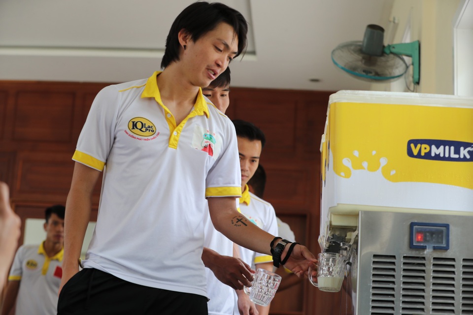 HA Gia Lai thay đổi từ khâu hậu cần - 3 Tuấn Anh hài hứng bên máy pha sữa tự động, với chỉ tiêu 1 ngày uống 1 lít sữa IQLac Pro