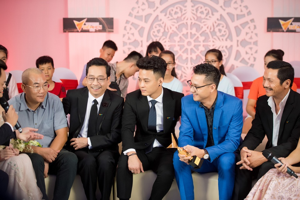 Chia sẻ cảm xúc, NSƯT Hoàng Dũng cho biết, nghệ sĩ thấy mình như trẻ lại khi có mặt tại lễ trao giải. NSND Hoàng Dũng cũng xuất hiện ấn tượng trong trailer giới thiệu giải thưởng theo đúng phong cách “ông trùm Phan Quân”. (Ảnh: Lê Chí Linh).