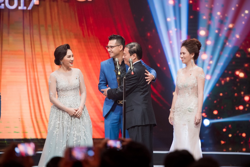 Đạo diễn Khải Anh thay mặt ê-kíp phát biểu: “Tôi nghĩ cơ hội để có chiếc cúp do chính người cha của mình (NSND Khải Hưng - PV) tặng sẽ khó có lần thứ hai. Do đó đây là giải thưởng vô cùng ý nghĩa với bản thân tôi. Đại diện cho 2 đạo diễn còn lại của bộ phim và 158 thành viên trong ekip làm phim, tôi xin gửi lời cảm ơn tới khán giả đặc biệt là lời cảm ơn sâu sắc nhất tới đạo diễn Đỗ Thanh Hải - người đã sát cánh cùng chúng tôi cho đến khi bộ phim hoàn thành. (Ảnh: Lê Chí Linh).