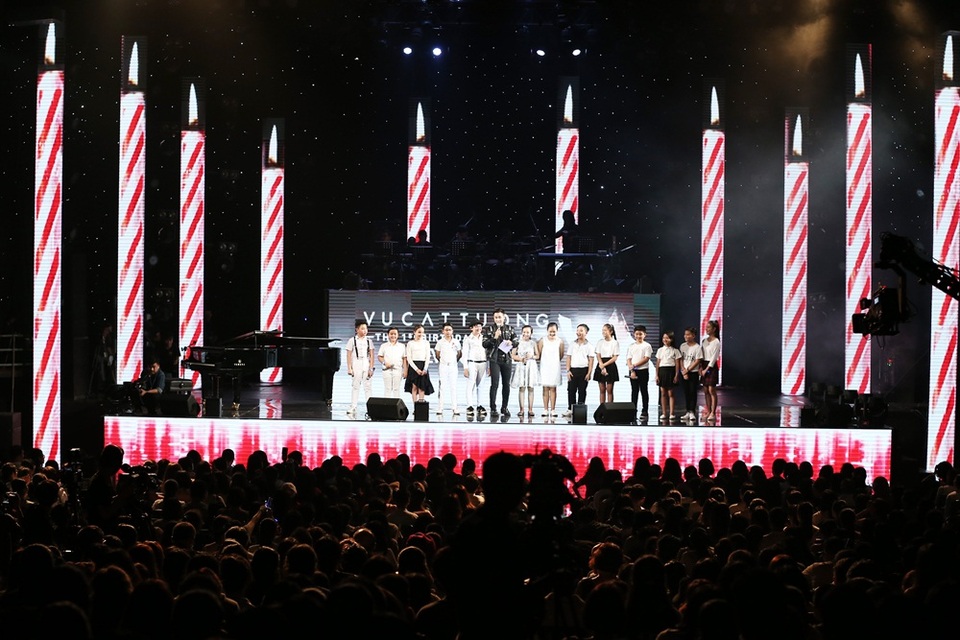 Bản thân nữ ca sĩ cũng không giấu được sự xúc động bởi đây là lần đầu tiên cô được tổ chức một buổi tiệc sinh nhật hoành tráng như vậy trong suốt 25 năm.