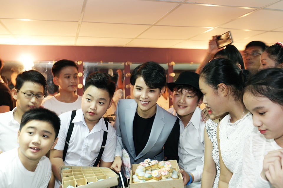 Vũ Cát Tường khoe cây đàn dương cầm 5 tỷ đồng độc nhất tại Việt Nam - 23