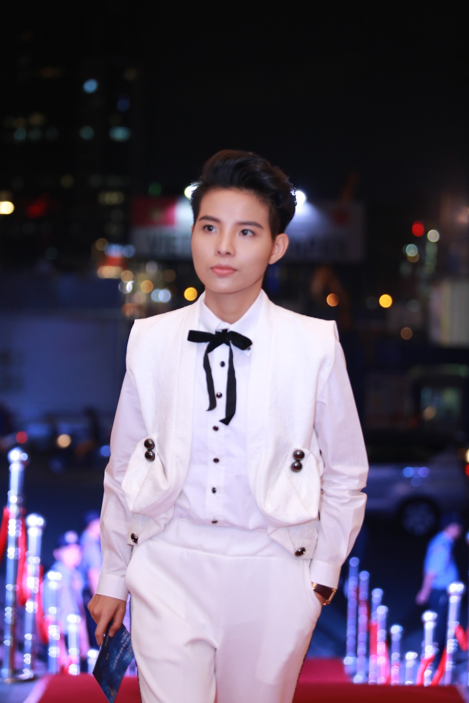 Nữ ca sĩ Vũ Cát Tường xuất hiện với phong cách men swear.