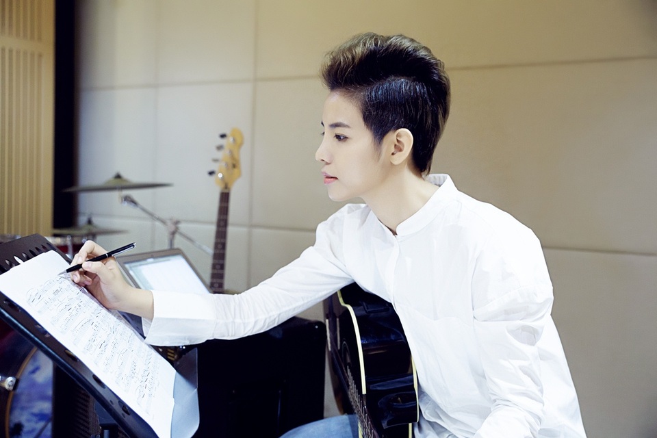 Vũ Cát Tường: “Người yêu đã vực tôi dậy khi đứng trước bờ vực thẳm” - 3 Nếu bạn tin đường chỉ tay nói lên số phận của mình thì hãy nhớ rằng nó nằm trong lòng bàn tay mình, Vũ Cát Tường quan niệm. (Ảnh: NVCC).