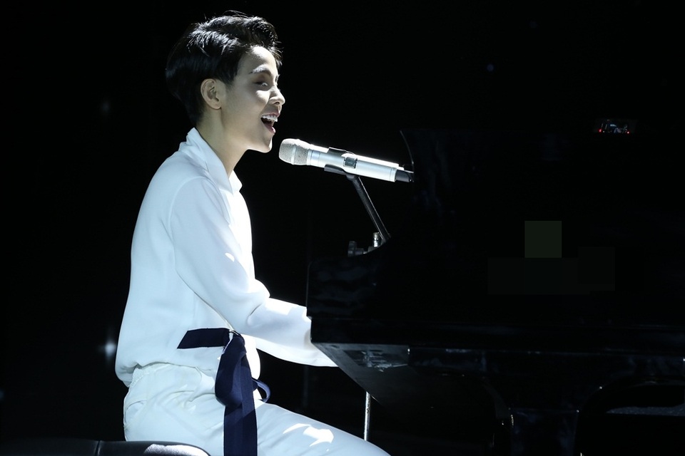 Ngay từ những nốt nhạc và câu hát đầu tiên của ca khúc Em ơi, nữ ca sĩ đã đưa người xem chìm vào một không gian âm nhạc đậm chất nghệ thuật nhưng lại ngập đầy cảm xúc khi lướt ngón tay trên phím đàn và thả hồn với những giai điệu dứt khoát.