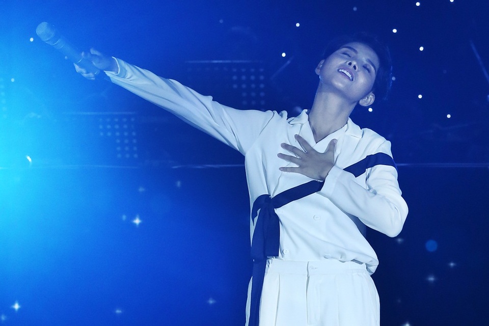 Và đúng như những gì đã chia sẻ, Vũ Cát Tường liên tiếp gửi tặng khán giả những bản hit quen thuộc của cô như Vết mưa, Mơ, Vài phút trước và Ngày hôm qua phiên bản remix vừa nhảy vừa hát cực sung… Mỗi một ca khúc vang lên, Vũ Cát Tường đã đưa người nghe ngược thời gian trở về những ngày đầu khi cô vừa chập chững bước vào nghề cho đến một Vũ Cát Tường tỏa sáng như hôm nay.