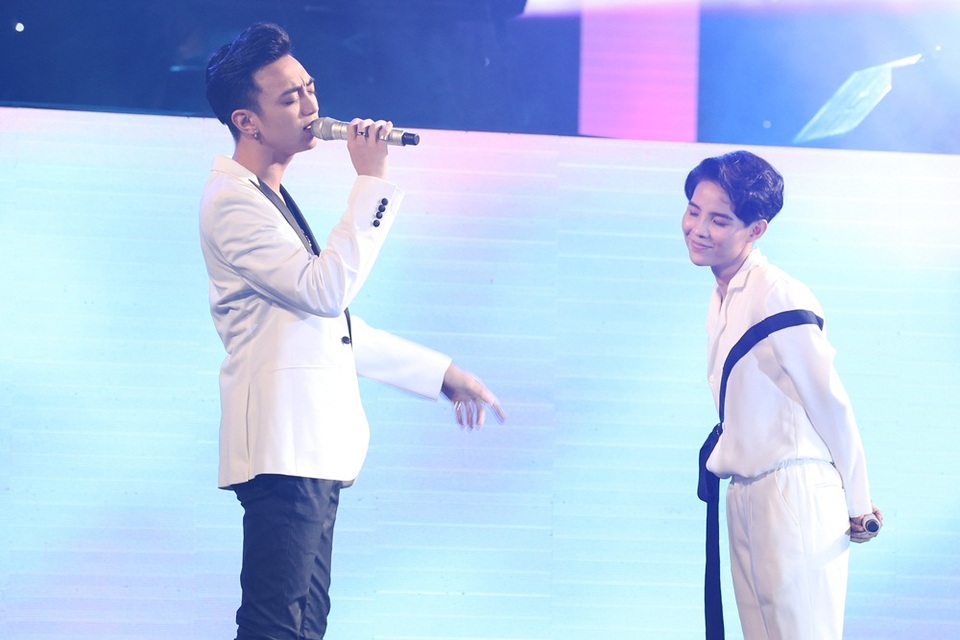 Soobin còn chia sẻ: “Khi đến với chương trình, được xem qua những clip cũ và hình ảnh thơ ấu của Mèo, Bin mới nhận ra hồi xưa Mèo để tóc dài mũm mĩm đáng yêu phết!” Khiến hơn 3000 khán giả được dịp cười thích thú.