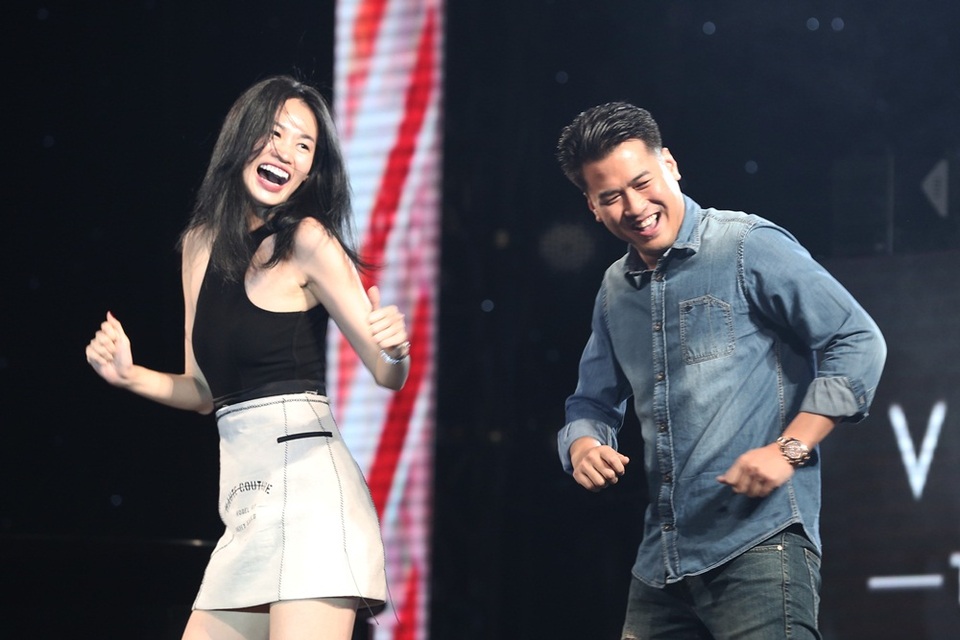 Không chỉ hát, trò chuyện, tâm sự cùng fan, Vũ Cát Tường cũng rủ các khách mời có mặt trong chương trình như Phillip Nguyễn - em chồng Hà Tăng, Diệu Nhi, người mẫu Thanh Trúc và Soobin Hoàng Sơn chơi trò chơi “Nhảy cùng Vũ Cát Tường”.