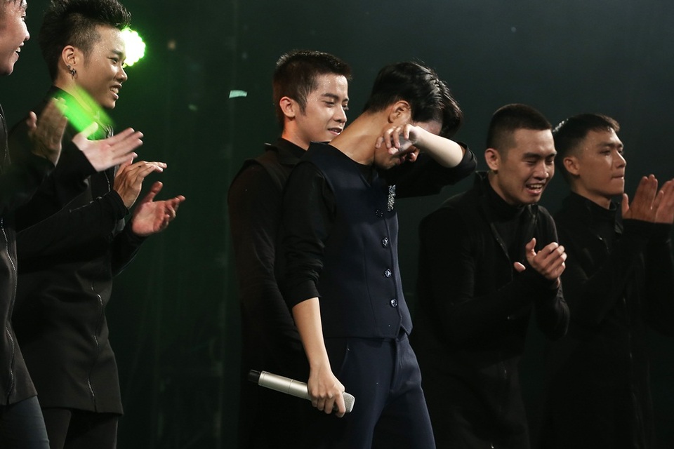 Khi xem những đoạn clip chúc mừng sinh nhật được cắt ghép từ các FC trên mọi miền đất nước, Vũ Cát Tường đã bật khóc vì cảm động trước tình cảm fan dành cho mình. Ngoài ra, các đàn anh đàn chị cùng đồng nghiệp như nhạc sĩ Đức Tuấn, nhạc sĩ Hoài Sa, Mỹ Tâm, Hồng Nhung, Văn Mai Hương, Soobin Hoàng Sơn cũng xuất hiện trong clip và gửi lời chúc mừng sinh nhật đến nữ ca sĩ.