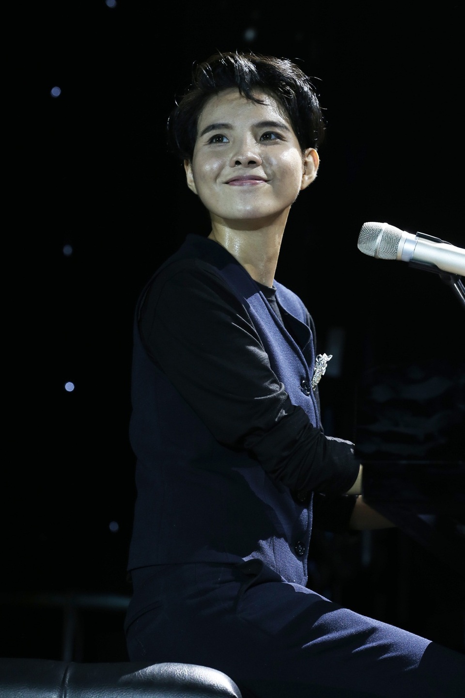 Khi khán giả liên tục gọi tên Vũ Cát Tường, nữ ca sĩ đã trở về bên cây đàn và lần đầu thể hiện ca khúc khiến mình luôn phải rơi nước mắt: Come Back Home - ca khúc là sáng tác mới nhất của nữ ca sĩ.