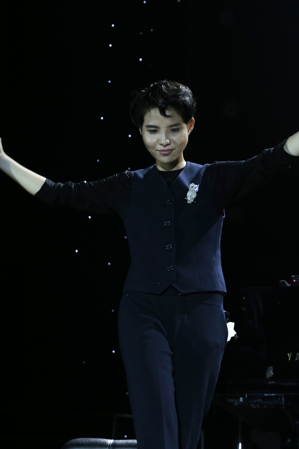 “25 tuổi là một cột mốc đặc biệt đối với Tường. Nó là giai đoạn sự giao thoa, kết nối, chuyển biến dữ dội trong sự nghiệp và con người Tường. Nó không phải là tâm thế chập chững bước vào đời như 20 nhưng cũng không phải là tâm thế vững chải như một người 30. Nó ở giữa. Và hôm nay Tường muốn tất cả mọi người ở đây, sẽ cùng Tường nhìn lại chặng đường đã qua mà Tường đã ghi lại bằng âm nhạc”, nữ ca sĩ xúc động.