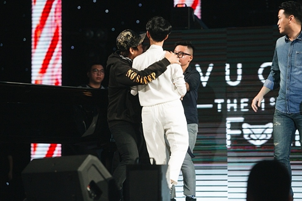 Nam ca sĩ đã xuất hiện từ rất lâu nhưng chỉ muốn đứng từ xa âm thầm dõi theo những phần trình diễn của bạn mình, đến khi ban tổ chức nhìn thấy anh đang đứng cười tủm tỉm ở một góc khuất ngay khu khán đài A, Hoài Lâm mới “đồng ý” xuất hiện trên sân khấu để làm Vũ Cát Tường bất ngờ.