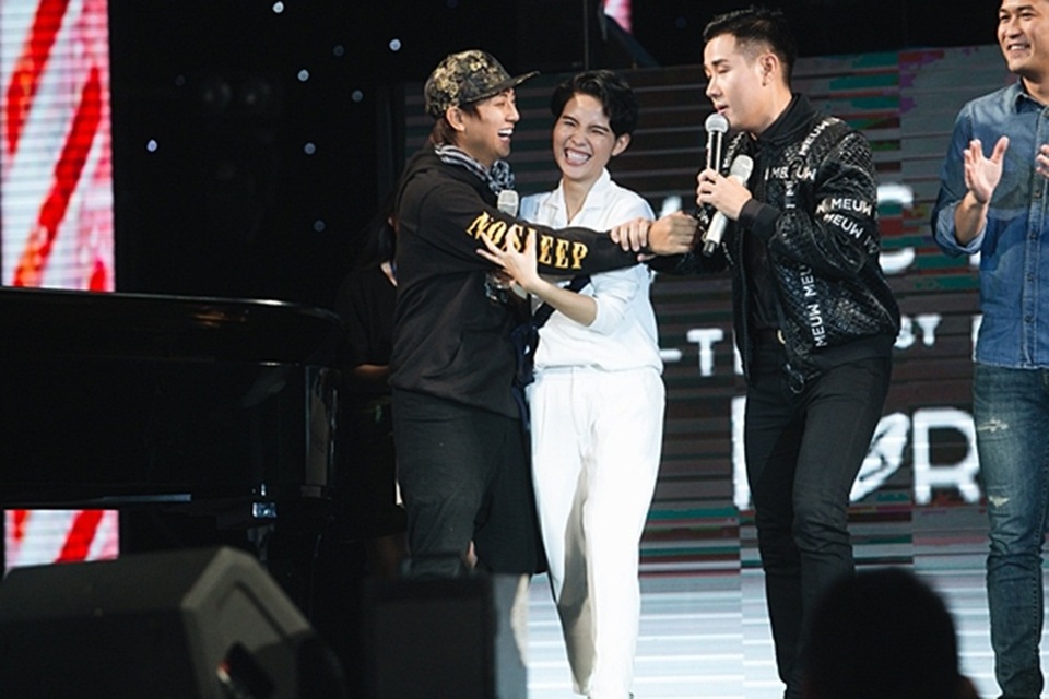 Một trong những bất ngờ dành cho Vũ Cát Tường chính là sự xuất hiện bất thình lình của Hoài Lâm, một người bạn cực kỳ thân thiết và nhiệt tình với cô. Chạy đến từ đằng sau sân khấu và ôm lấy Vũ Cát Tường khiến nữ ca sĩ quá bất ngờ và giật mình, đến khi định thần mới nhận ra chính là Hoài Lâm.