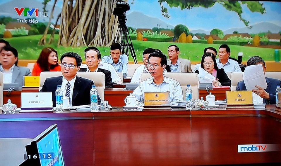 Phó Thủ tướng: “Bỏ tiền xây tường cao, nhà kín nhưng treo chìa khoá trước cửa” - 2
Trưởng Ban Tuyên giáo TƯ Võ Văn Thưởng (giữa) và Phó Thủ tướng Vũ Đức Đam (trái) cùng tham dự phiên chất vấn.