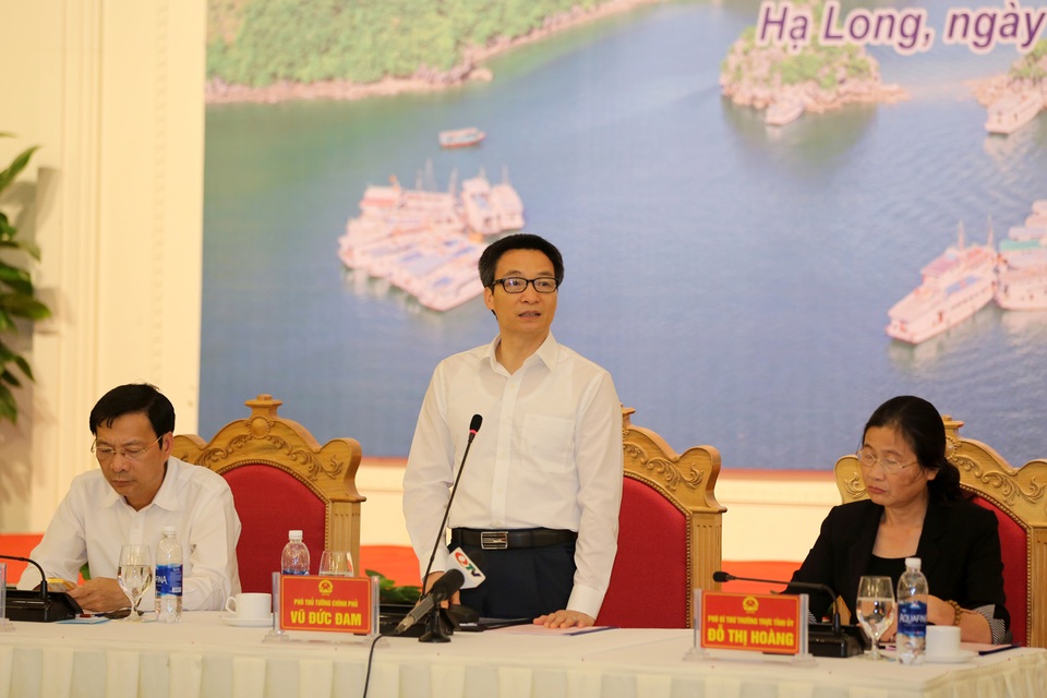 
Từ trái quá phải: ông Nguyễn Văn Đọc - Bí thư Tỉnh ủy, Chủ tịch HĐND tỉnh Quảng Ninh; Phó Thủ tướng Vũ Đức Đam; bà Đỗ Thị Hoàng, Phó Bí thư Thường trực Tỉnh ủy Quảng Ninh (Ảnh: Đình Nam)
