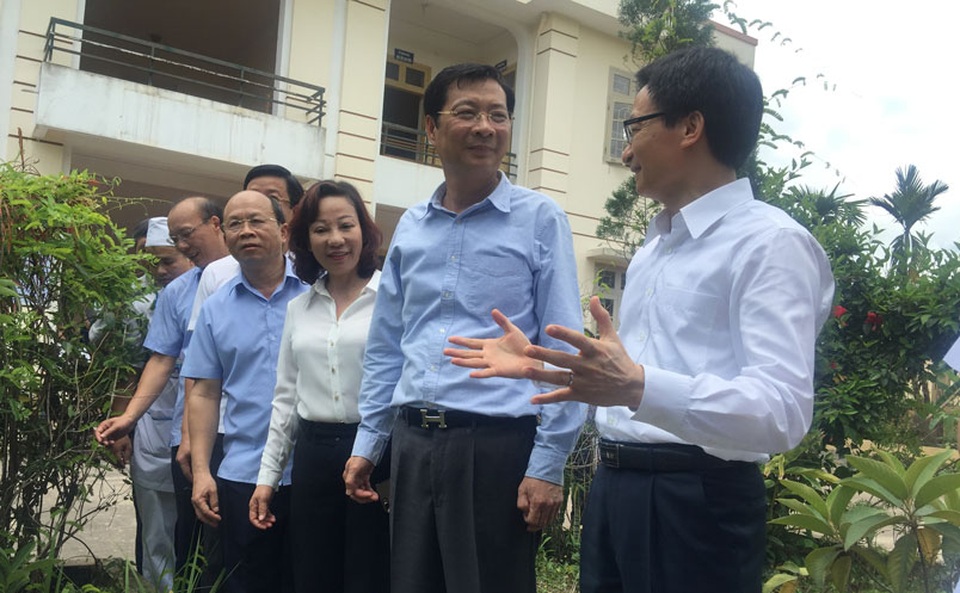 
Phó Thủ tướng tại Trạm y tế phường Cộng Hòa (Ảnh: N.H)
