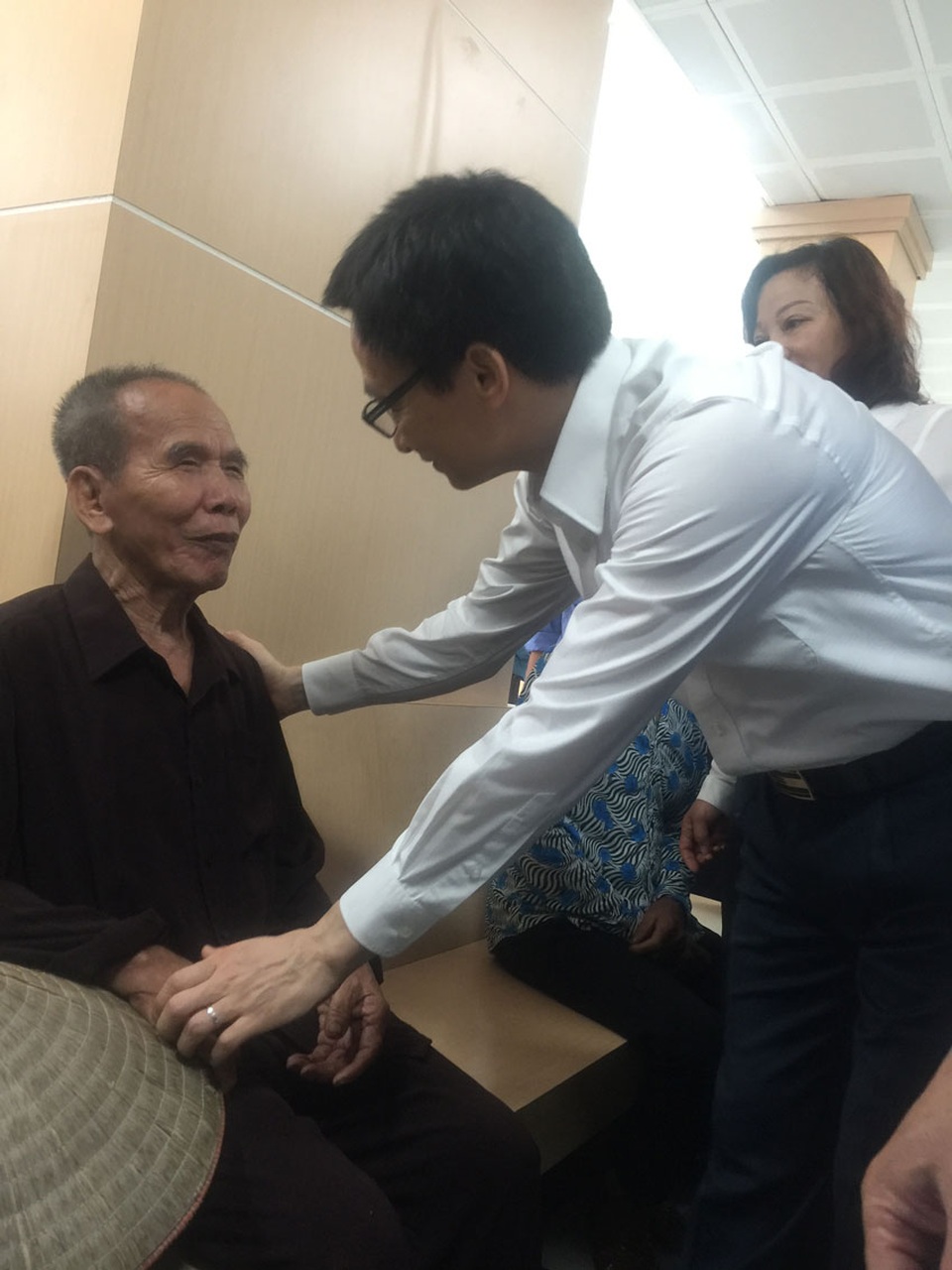 
Phó Thủ tướng hỏi thăm bệnh nhân tại Trung tâm Y tế Quảng Yên (Ảnh: N.H)
