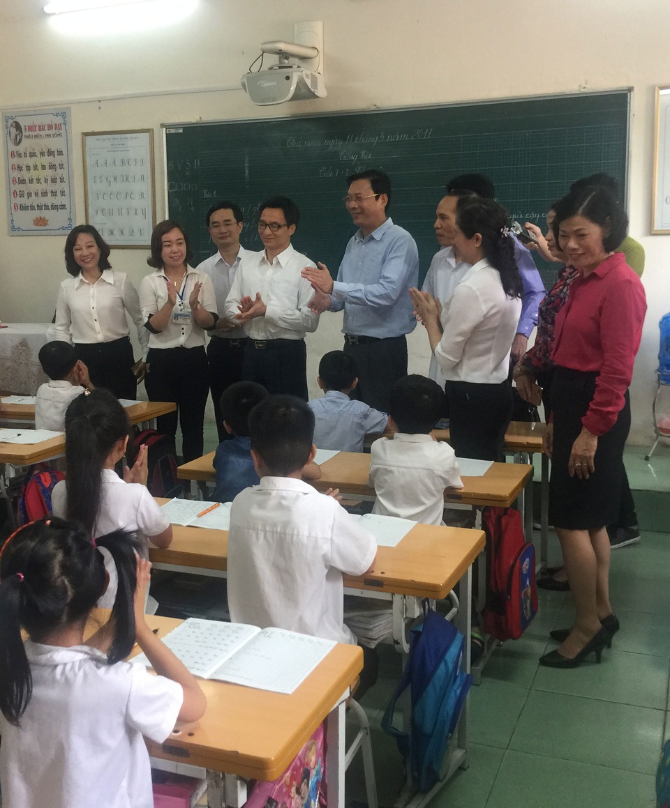 
Phó Thủ tướng tại trường Tiểu học Yên Thanh (Ảnh: N.H)
