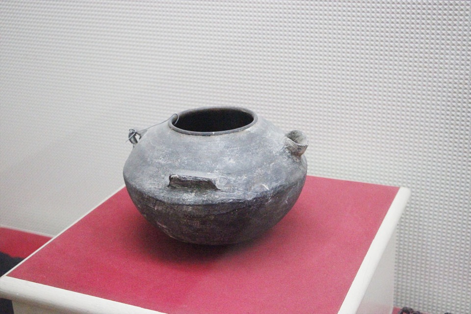 Những vũ khí thô sơ đánh thắng quân thù để có ngày Độc Lập - 8 Ấm-bà Hoàng Thị Dậu dùng để sắc thuốc cho Chủ tịch Hồ Chí Minh khi người bị ốm ở Tân Trào - Tuyên Quang, năm 1945.