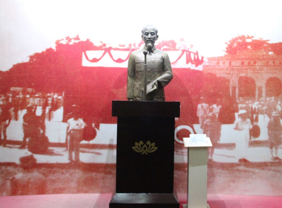 Những vũ khí thô sơ đánh thắng quân thù để có ngày Độc Lập - 10 Chủ tịch Hồ Chí Minh đọc Tuyên ngôn độc lập tại Quảng Trường, Ba Đình - Hà Nội, tuyên bố thành lập nước Việt Nam Dân chủ Cộng hòa ngày 2/9/1945.