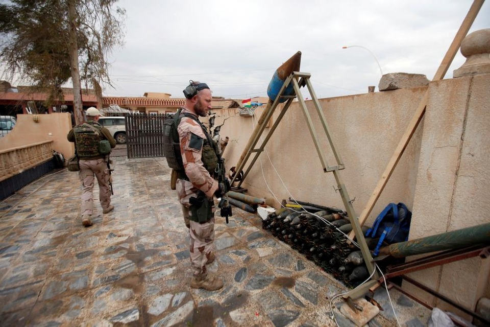 Cuộc sống nơi chiến trường của binh sĩ Mỹ tại Iraq - 13 Các vũ khí và đạn dược do lính Mỹ thu được từ các phiến quân IS tại thị trấn Bashiqa, phía đông Mosul.