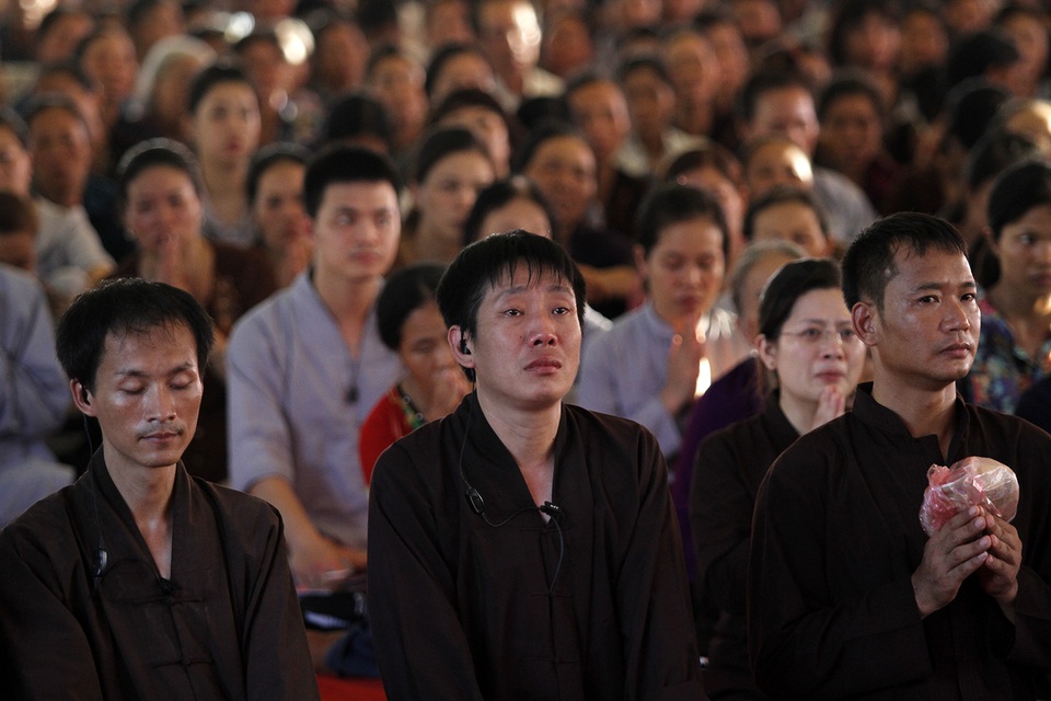 Những khoảnh khắc xúc động trong lễ Vu Lan ở Tây Thiên - 4 Những ông bố cũng rơm rớm nước mắt.
