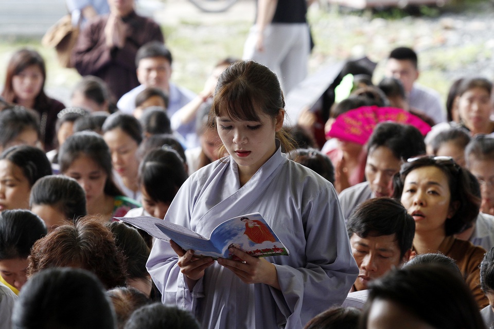 Những khoảnh khắc xúc động trong lễ Vu Lan ở Tây Thiên - 6 Phật tử thành tâm đọc kinh sám hối, cầu siêu cho thai nhi.