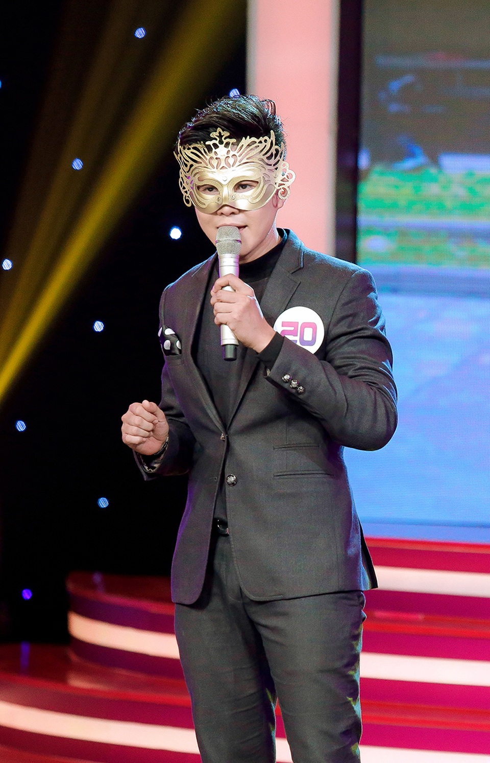 Ẩn đằng sau chiếc mặt nạ và bộ vest lịch lãm, MC Vũ Mạnh Cường khiến bộ tứ khách mời trên ghế nóng hoài nghi.