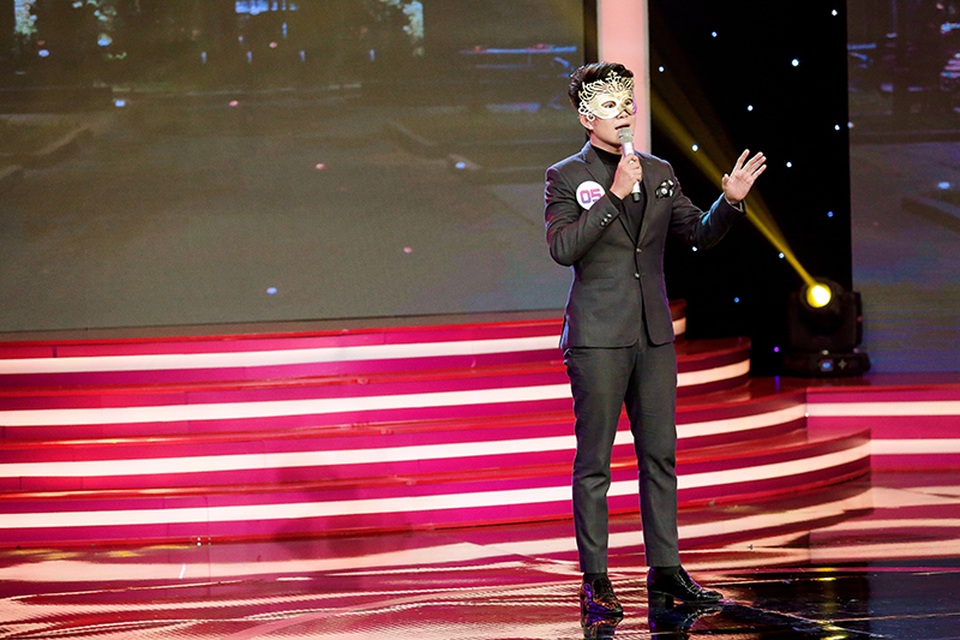 Trong phần trình diễn tiếp theo, Vũ Mạnh Cường tự tin hát “Em về với người” của nhạc sĩ Mạc Thế Nhân. Từng tham gia các phong trào ca hát và đoạt nhiều giải thưởng thời sinh viên nên chàng MC điển trai tự tin trên sân khấu.