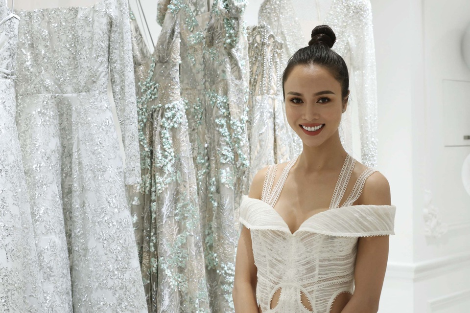 Cùng theo đuổi phong cách gợi cảm nhưng Minh Tú có gương mặt khá Tây trong khi đó Vũ Ngọc Anh lại sở hữu gương mặt dịu dàng đậm nét Á Đông. Không giấu mình là người yếu đuối trong tình cảm nhưng Vũ Ngọc Anh không cho phép mình vì buồn mà yếu đuối. Cô đi du lịch nhiều nơi, sau khi trở về, cô tập trung vào các dự án nghệ thuật. Chuyện tình cảm giờ đây, cô muốn để “vạn sự tùy duyên”.