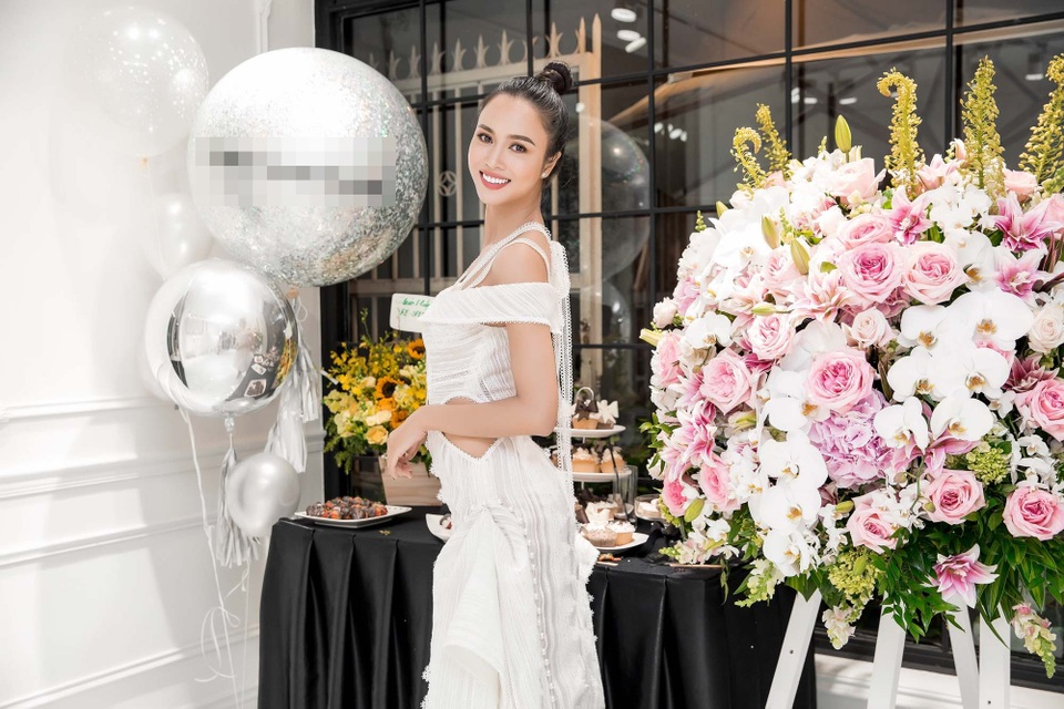 
Vũ Ngọc Anh được mệnh danh là một trong những mỹ nhân gợi cảm nhất showbiz Việt. Cô thường xuyên diện những chiếc đầm cắt xẻ táo bạo khoe trọn vóc dáng.
