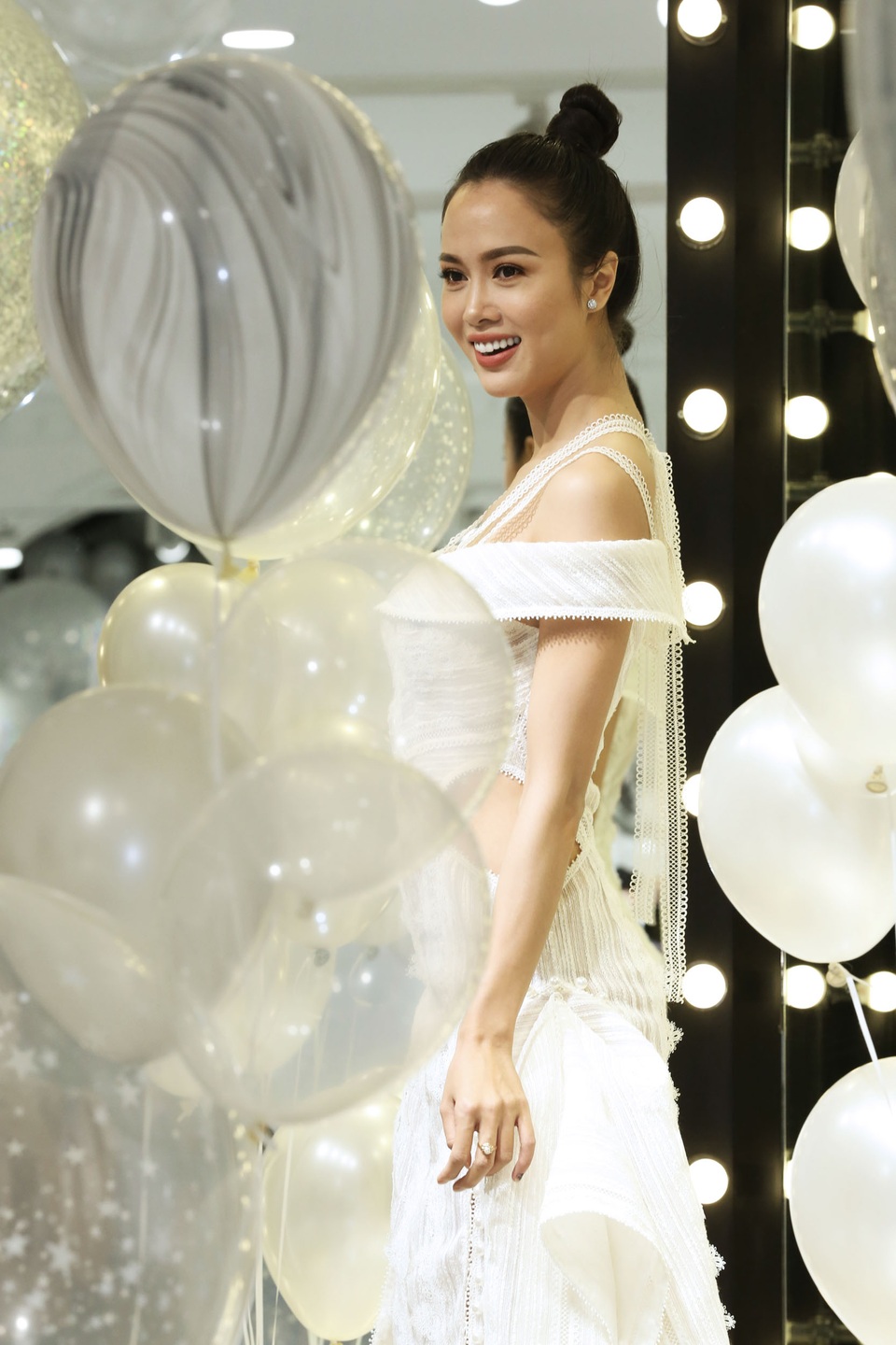 Người đẹp không ngần ngại phô diễn đường cong.