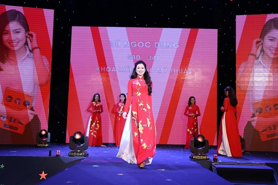 Hoa hậu Sang Lê cùng Xuân Lan rạng rỡ trên ghế nóng Miss HUTECH - 2 Ngọc Dung trong phần thi trình diễn áo dài.