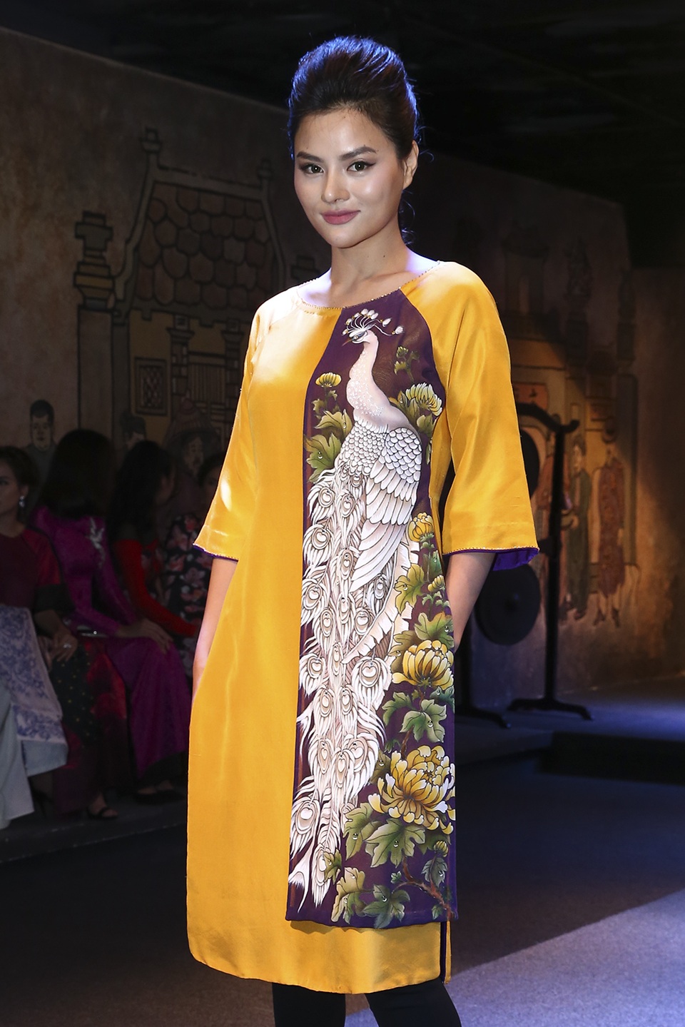 Á hậu Lệ Hằng, Diễm Hương kín đáo với áo dài xưa - 15 Người đẹp Vũ Thu Phương