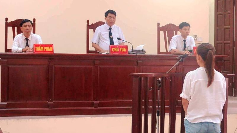 Sau hơn một tiếng nghị án, chủ tọa phiên tòa đã tuyên phạt Trang 9 tháng tù nhưng cho hưởng án treo.