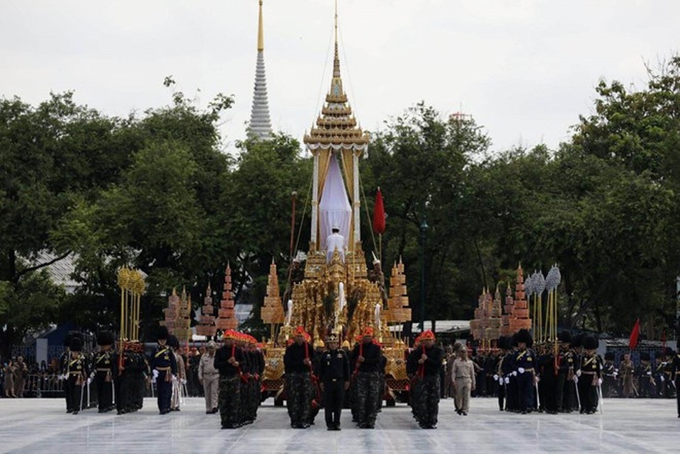 Đài hóa thân cố vương Thái: Quy mô 3 năm, 10 tháng xong - 6
Vua Vajiralongkorn làm phước và dựng lọng trắng 9 tầng để đánh dấu việc hoàn thành công trình đài hóa thân. Ảnh: Reuters