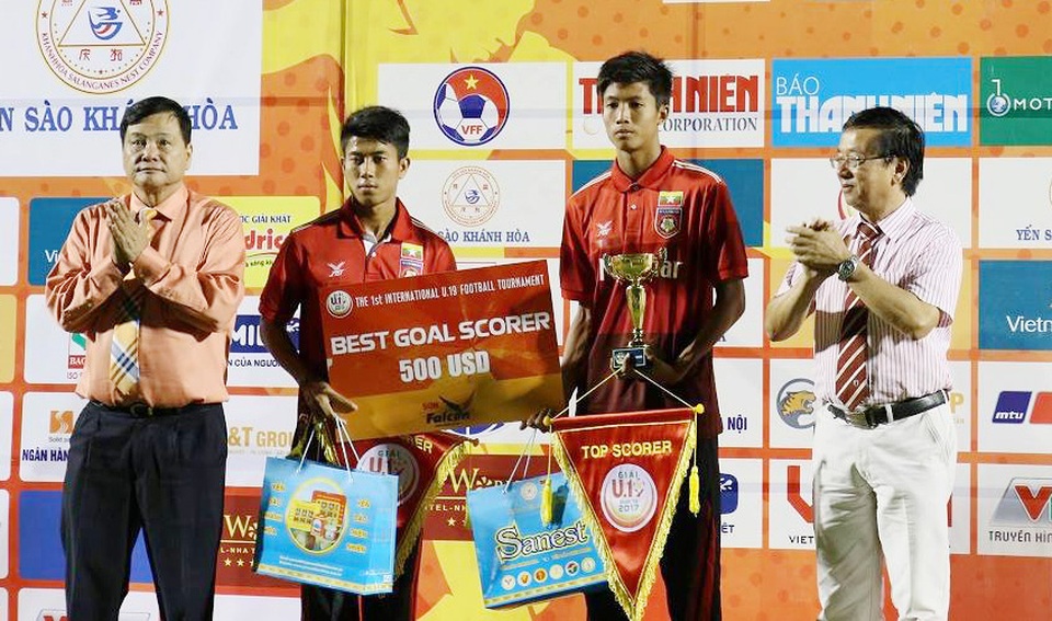 U19 Việt Nam vô địch giải U19 quốc tế 2017 - 2 Danh hiệu vua phá lưới do Sơn Falcon trao tặng bất ngờ thuộc về 2 cầu thủ Naing Tun và Htet Aung (Myanmar), với cùng 3 bàn thắng